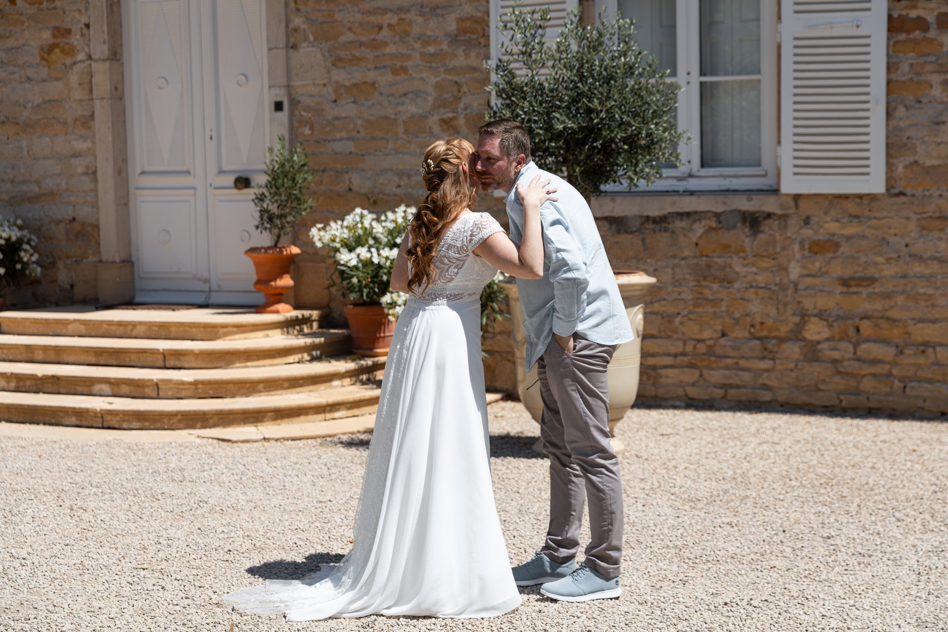 Couple de dos devant le château
